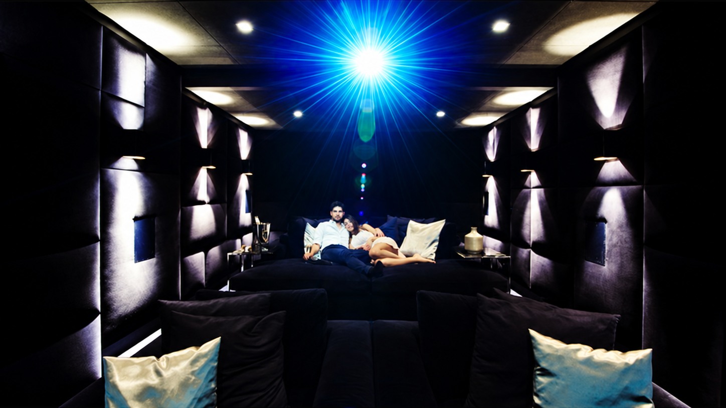 Sala de cine privada real con proyección, iluminación ambiental y acondicionamiento integrados en Altea Hills.