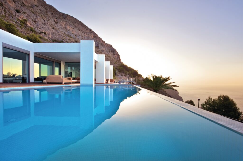 Vivienda integrada con piscina infinita en Altea Hills.