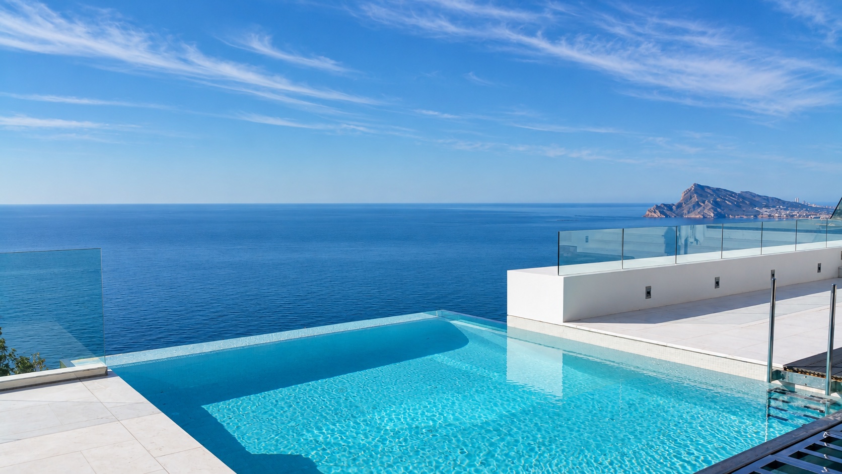Piscina y terrazas con vistas al mar en Altea Hills.
