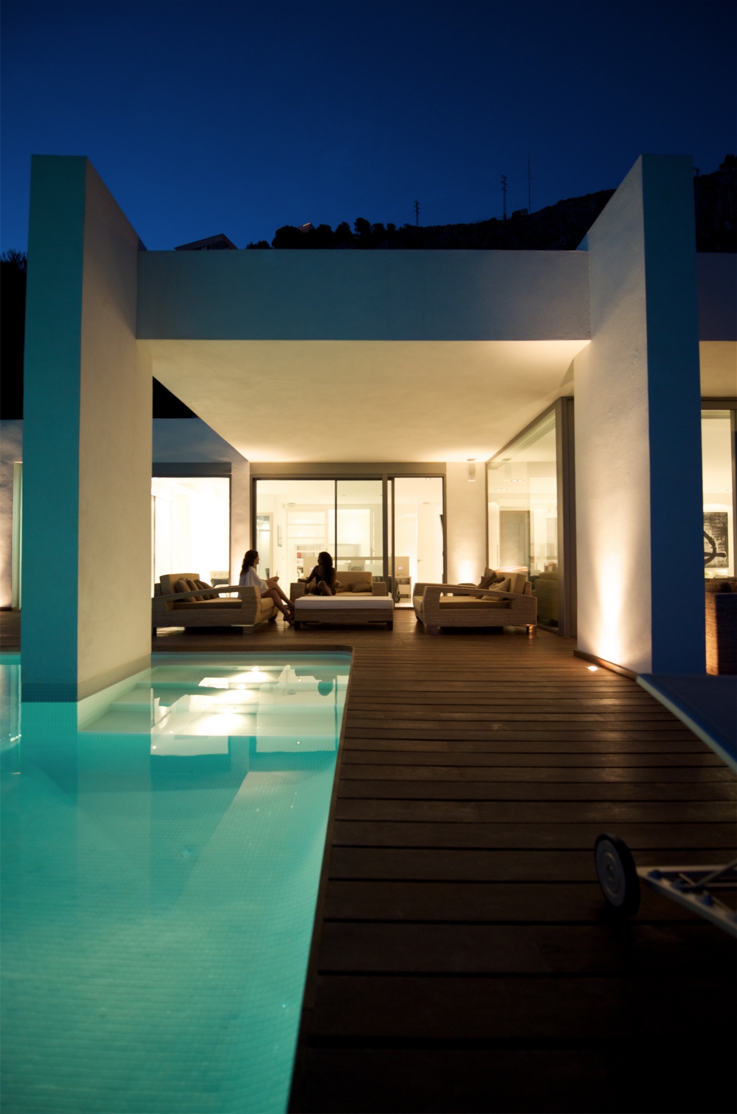Piscina e iluminación arquitectónica nocturna en vivienda de Altea Hills.