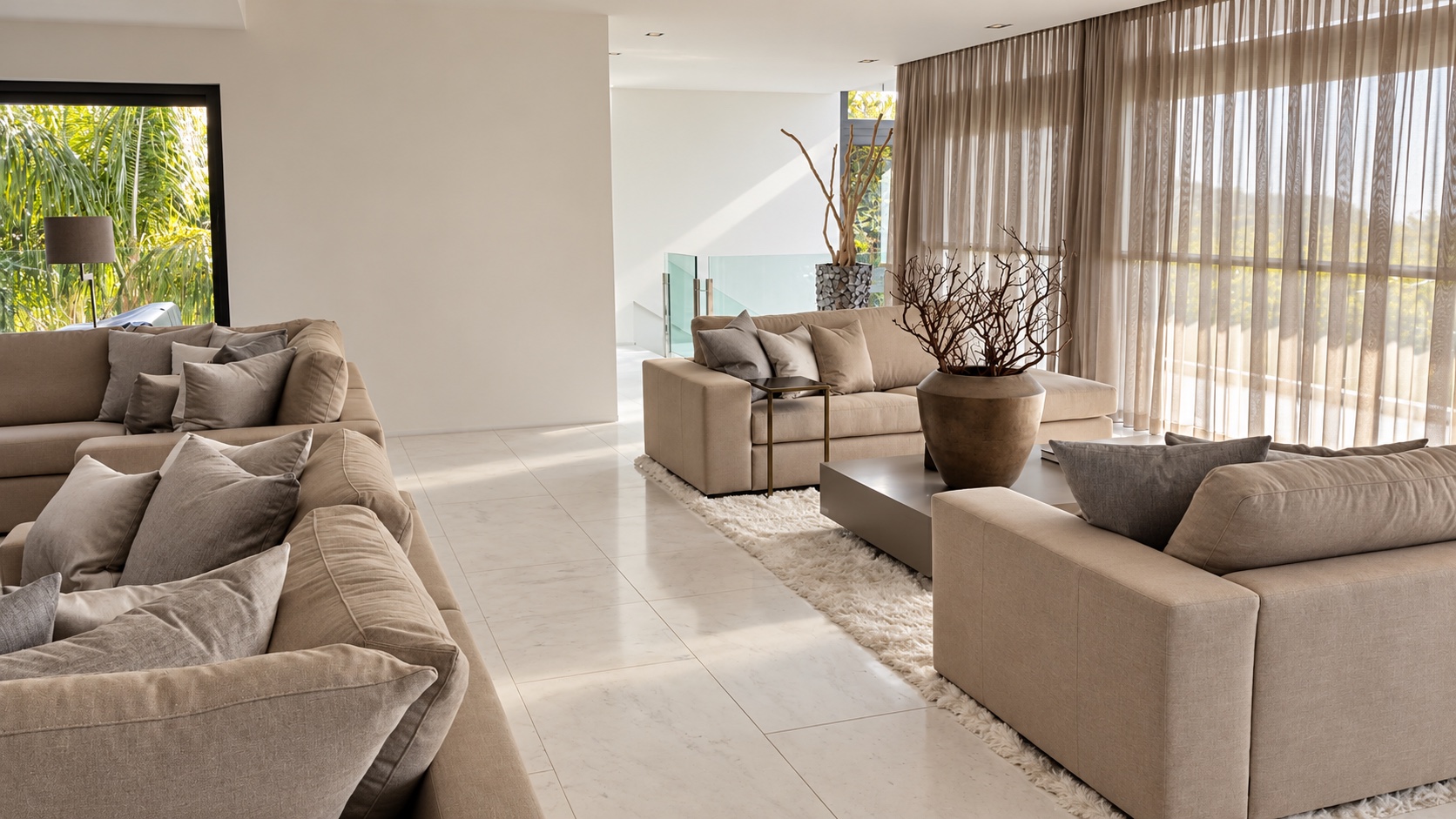 Salón de vivienda con climatización e iluminación integradas.