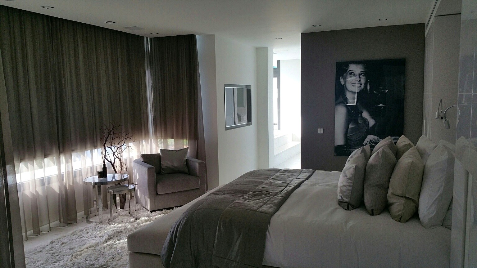 Suite principal con iluminación, climatización, cortinas y escenas integradas en vivienda de Altea Hills.
