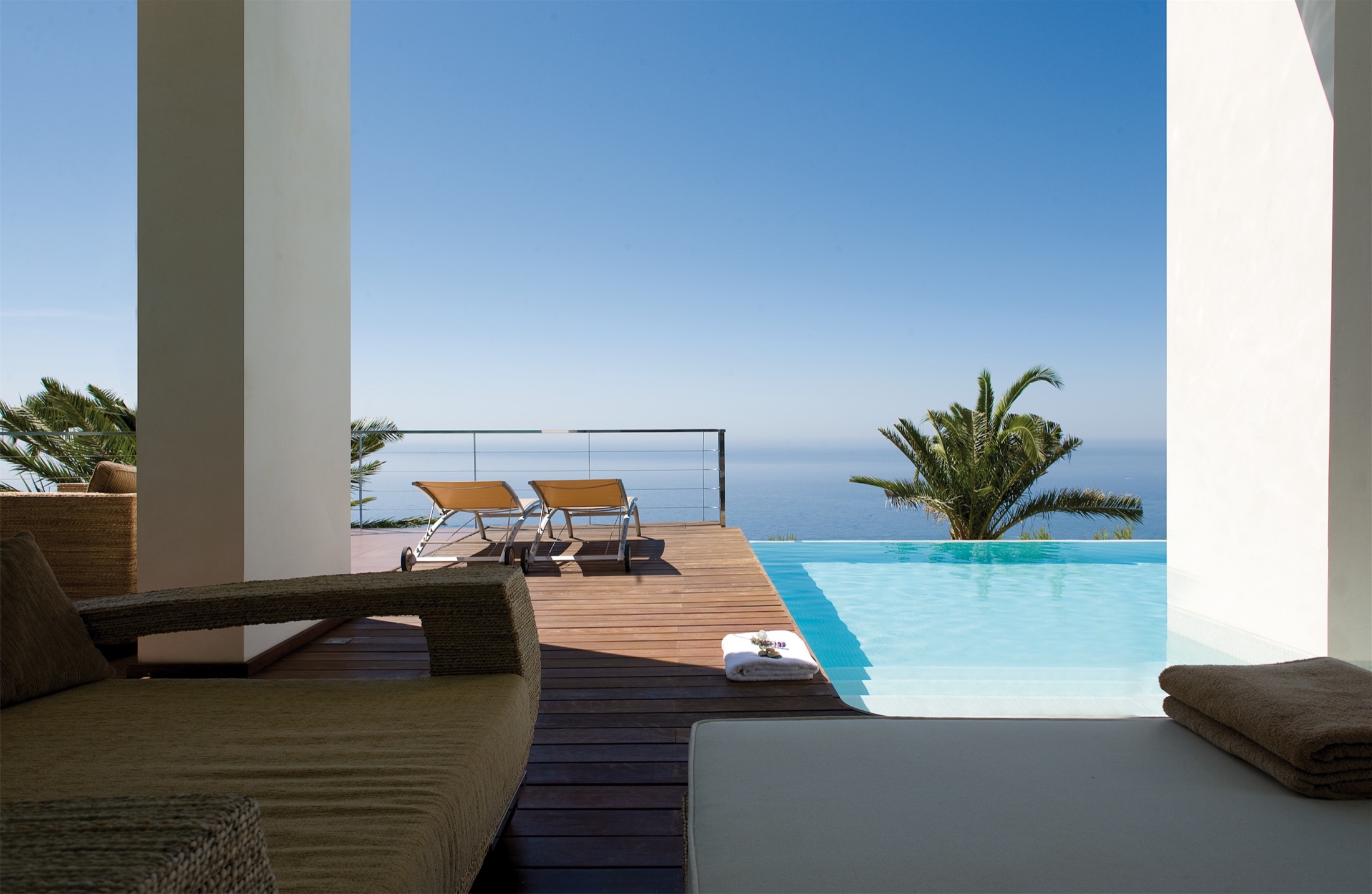 Terraza con piscina y vistas al Mediterráneo en Altea Hills.