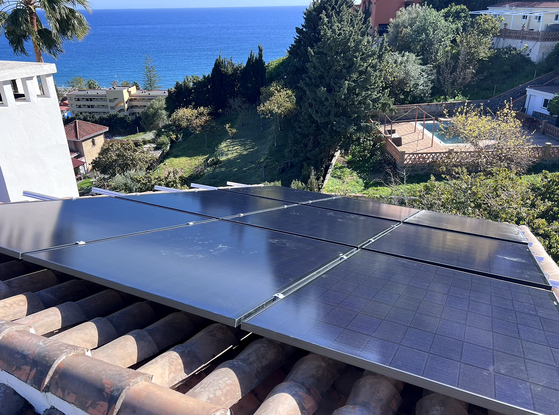 Campo fotovoltaico de 6,75 kWp con 15 paneles REC Alpha Pure RX de 450 W integrado en una cubierta de La Herradura