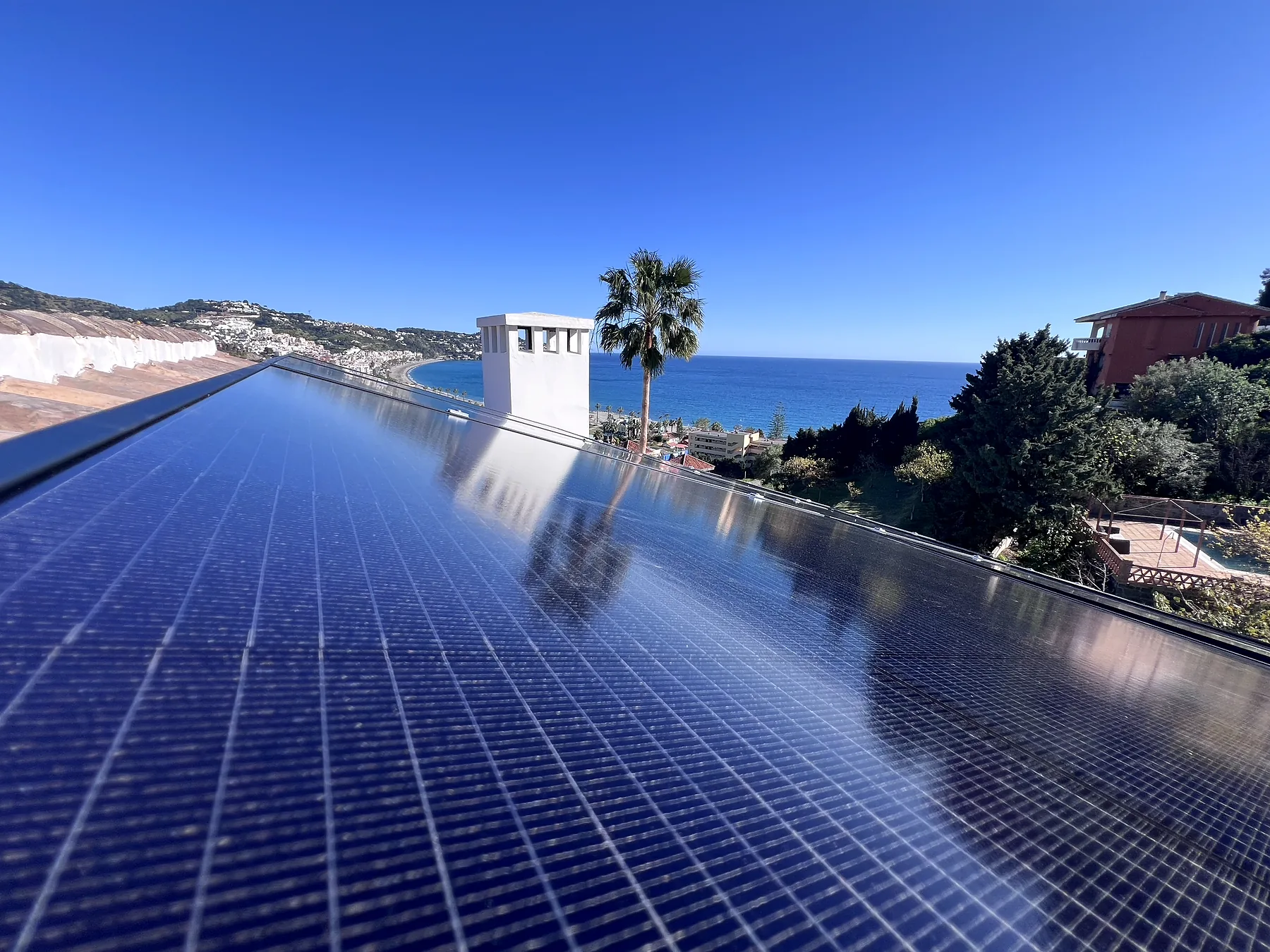Paneles fotovoltaicos instalados frente al mar en una vivienda de la Costa Tropical