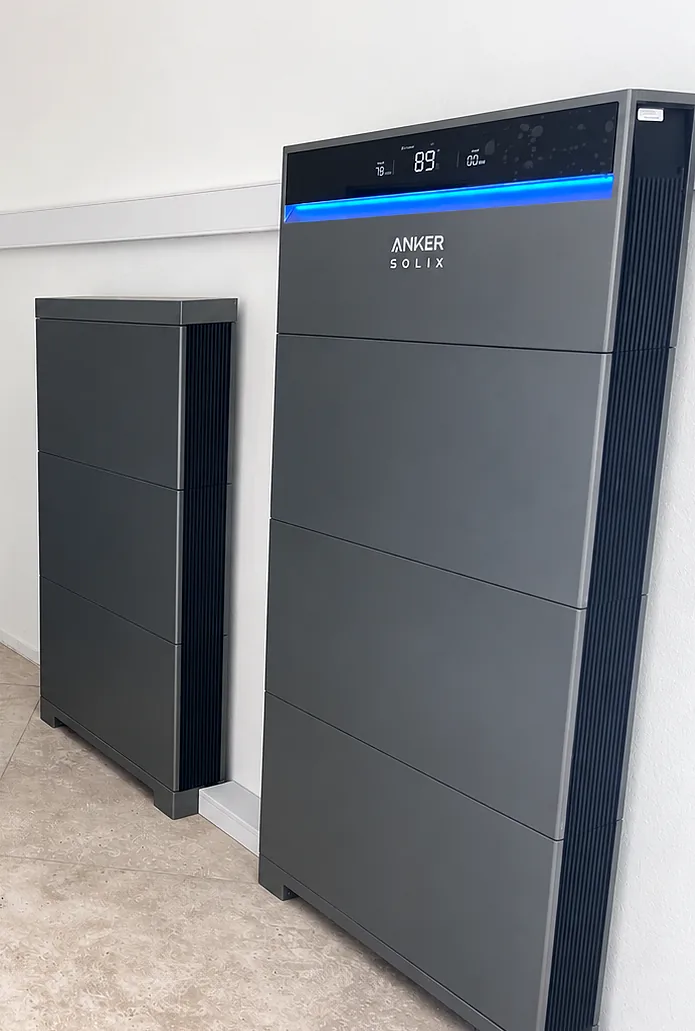 Detalle de los módulos Anker SOLIX X1 instalados en la sala técnica de la vivienda