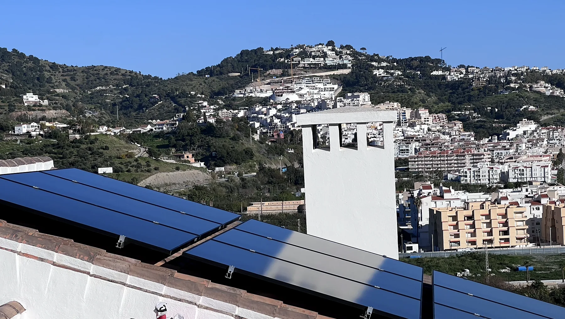 Integración de módulos solares en varios faldones de la cubierta de una vivienda en La Herradura