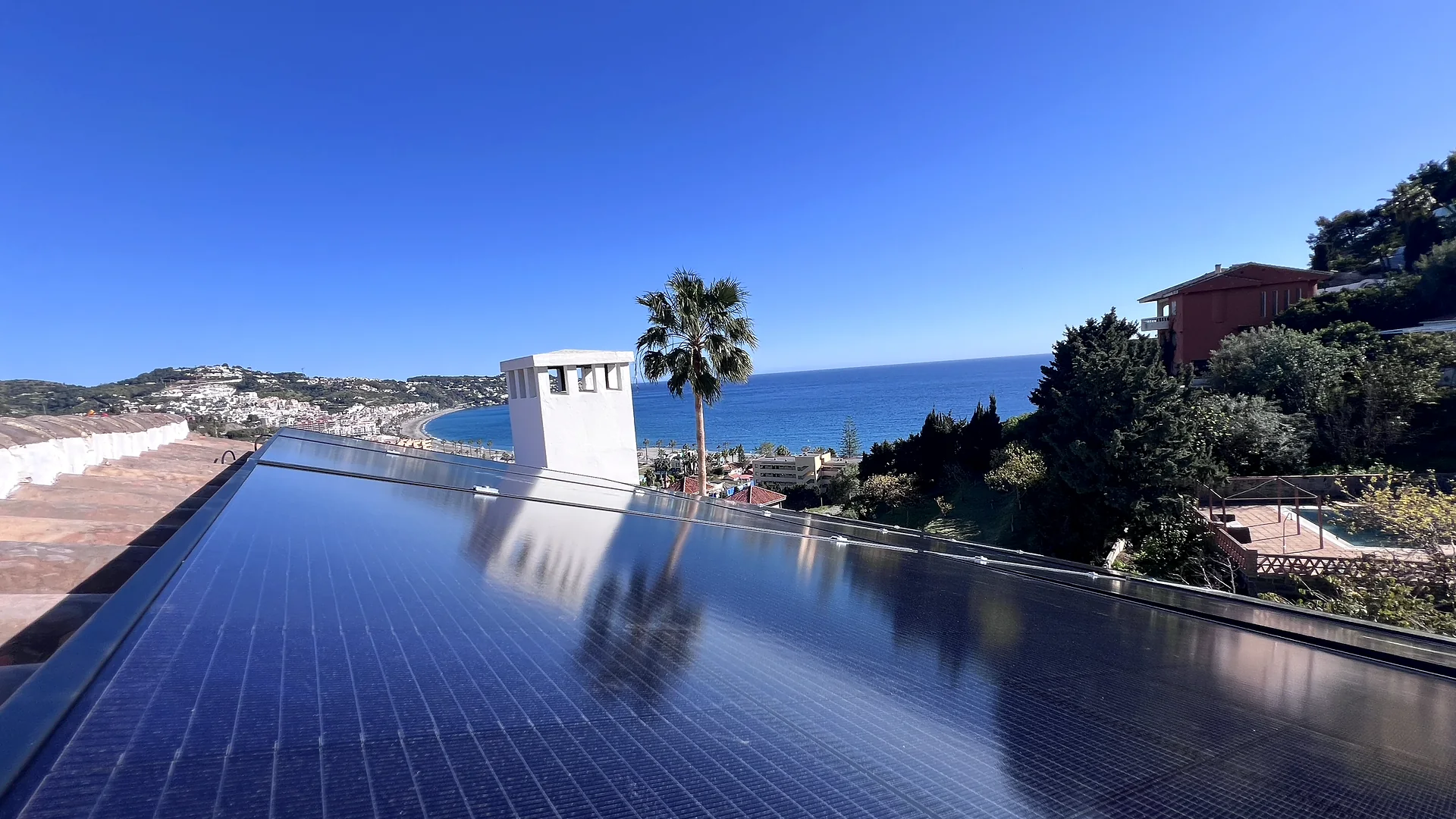 Vista de los paneles fotovoltaicos y la bahía de La Herradura desde la cubierta de la vivienda