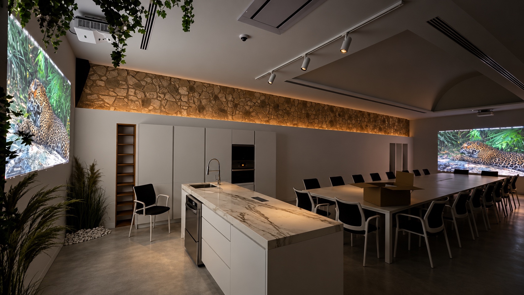 Sala audiovisual inmersiva con sistemas de proyección integrados.