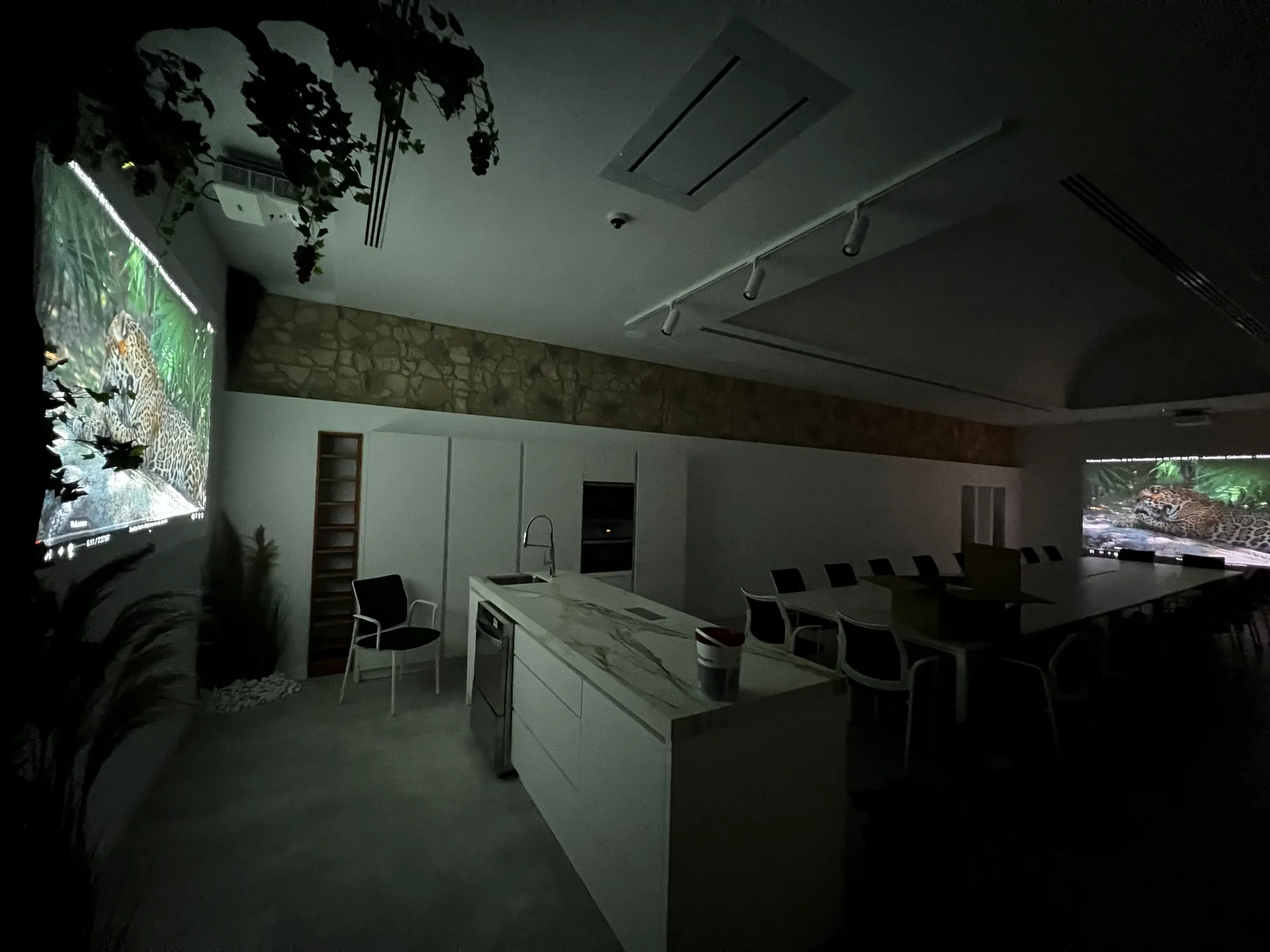 Sala audiovisual inmersiva con proyección multipantalla