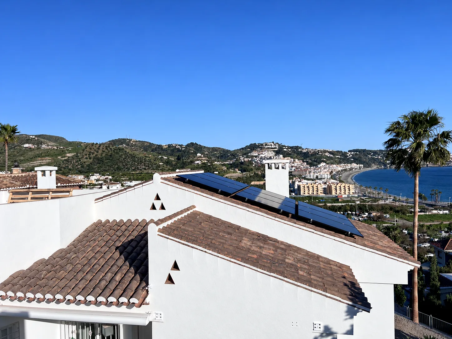 Vivienda en La Herradura con instalación fotovoltaica integrada en cubierta y vistas a la bahía