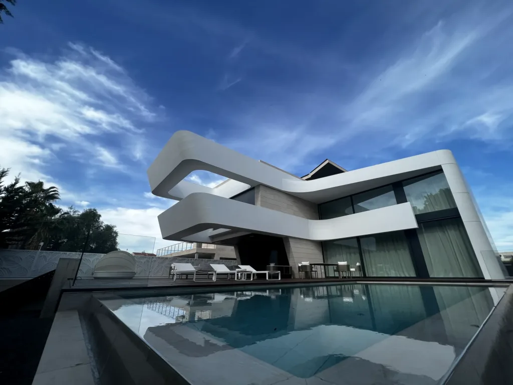Exterior de vivienda inteligente con piscina