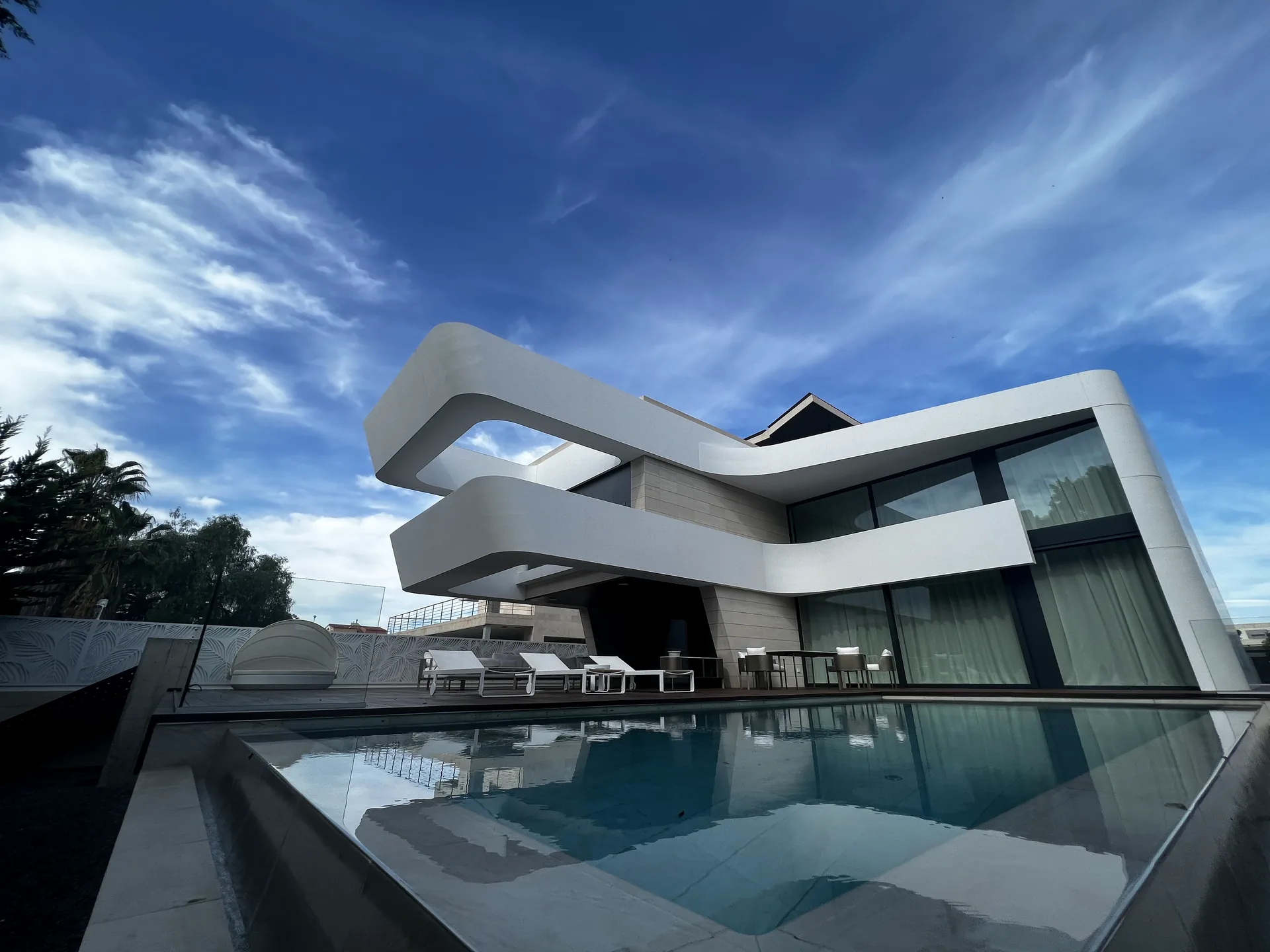 Exterior de vivienda inteligente con piscina